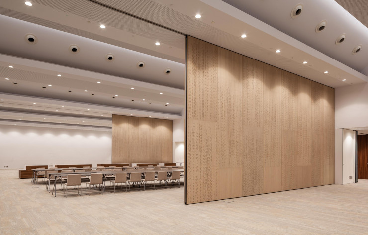 Dans les salles de réunion de l’hôtel Sofia, des panneaux « Obersound » en écorce de noyer mat.