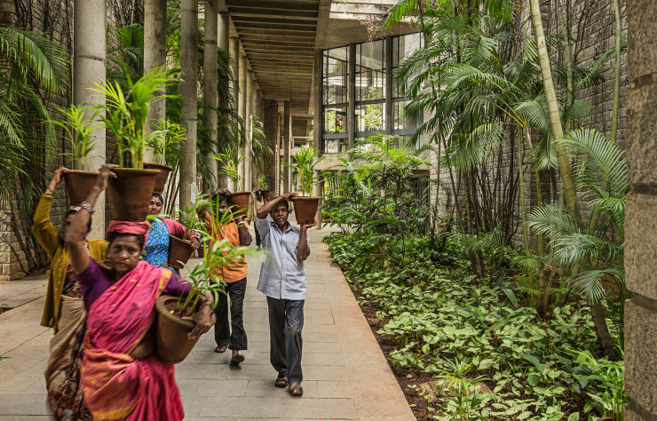 L’une des spacieuses allées inondées de lumière de l’Indian Institute of Management de Bangalore, réalisé par Balkrishna Doshi entre 1977 et 1992.