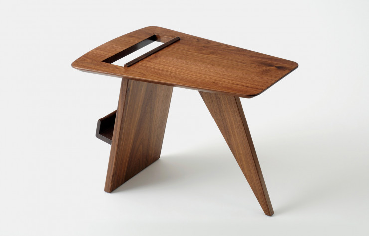Disponible en chêne noir ou naturel, ce porte-revue n’a rien perdu de sa modernité.