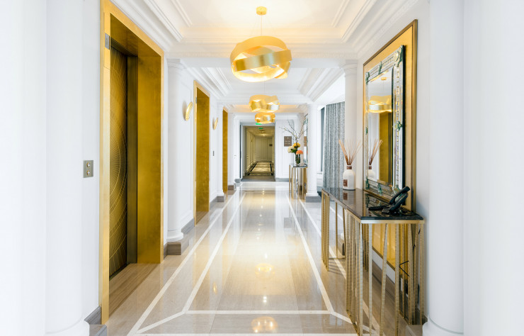 Idem dans les couloirs, rythmés d’éclatantes lignes Art déco.