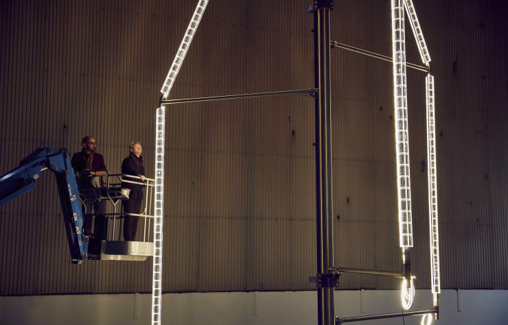 Ronan Bouroullec en train de mettre au point les pièces de cristal chez Swarovski.