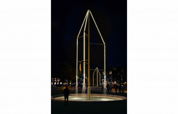 De nuit, les fontaines affirment une autre présence…