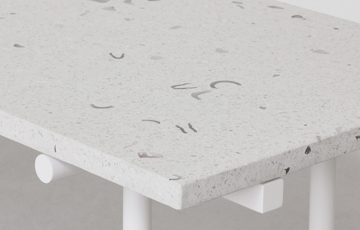 Table Glacier de Llot Llov en terrazzo qui inclut des flacons de vernis à ongles.