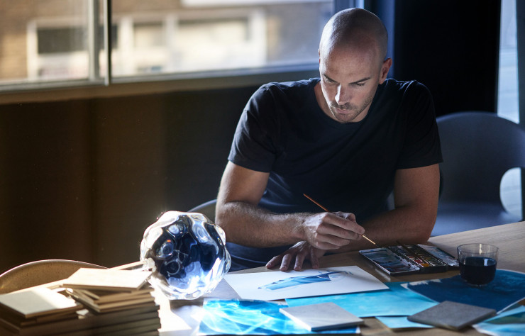 Fondateur du studio Layer, Benjamin Hubert collaborera avec la marque de revêtements Cosentino.