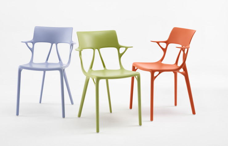 La chaise AI (Kartell) utilise le moins possible de matériau grâce à une conception éthique assistée par une intelligence artificielle.
