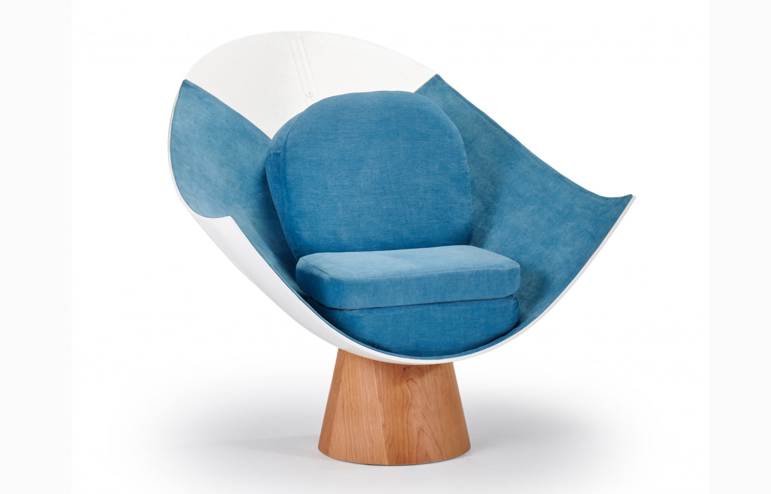 Fauteuil Cloud créé à partir d'un radôme d'A350. Christelle Doutey (design), Isabelle Nicolas (tapissière) et Thierry Rousseau...