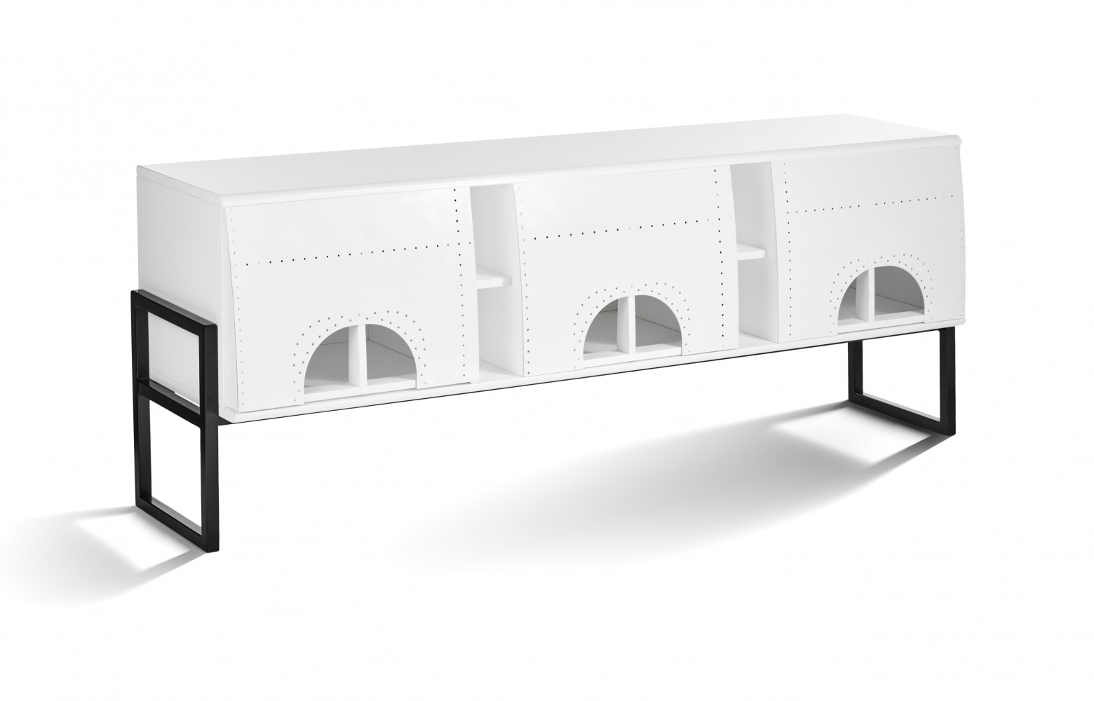 Buffet Calipso créé à partir de pièces de fuselage. Flavie Thievenaz (design) et Jérémy Grondin (fabrication).