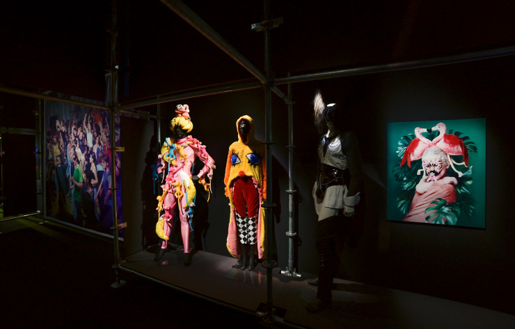 Outre la musique, le courant électronique s’illustre également à travers ses nombreux dérivés, aussi bien picturaux que vestimentaires.