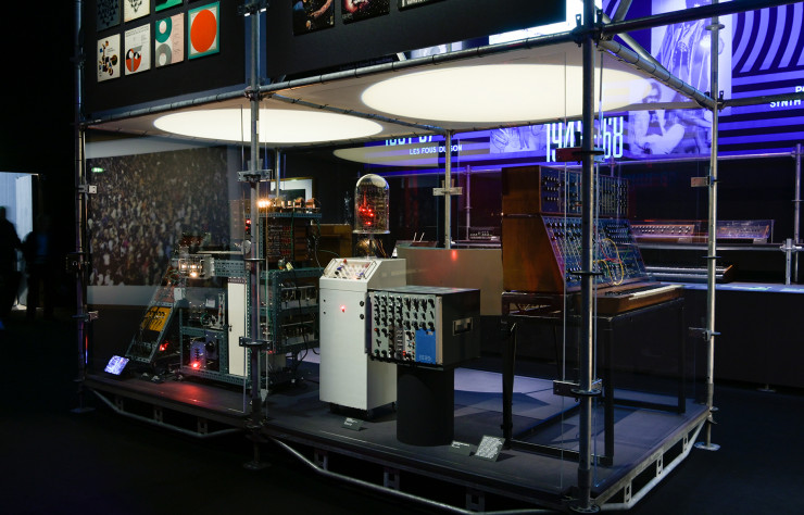 Structures éphémères et ambiance tamisée offrent un aperçu de l’atmosphère grisante qui a fait le succès des rave party.