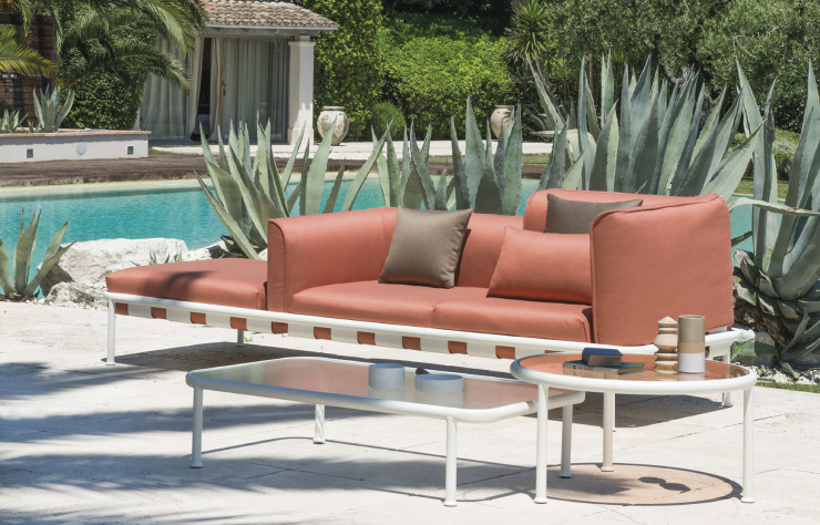 Conçue pour l’extérieur, la gamme de mobilier « Dock » pour Emu est constituée d’éléments modulaires offrant de multiples possibilités de composition.