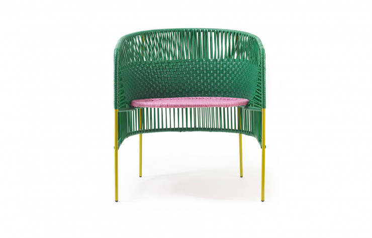 Fauteuil cabriolet de la collection « Sala Caribe », chez Ames, une collaboration avec des artisans colombiens spécialistes du tressage de lanières en plastique.