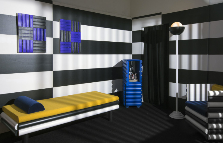 Chambre d’hôtel réalisée par Steven Bukowski et son épouse Hannah Bigeleisen dans le cadre de l’événement Sight Unseen.