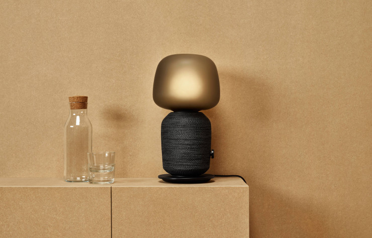 La lampe évite soigneusement métal et plastique pour mieux se fondre dans les intérieurs.