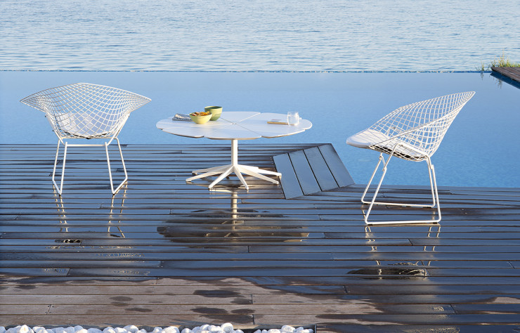 « Bertoia Diamond Chair Outdoor », piétement en acier et assise en tiges d’acier avec revêtement en Rilsan, design Harry Bertoia (1952, Knoll).