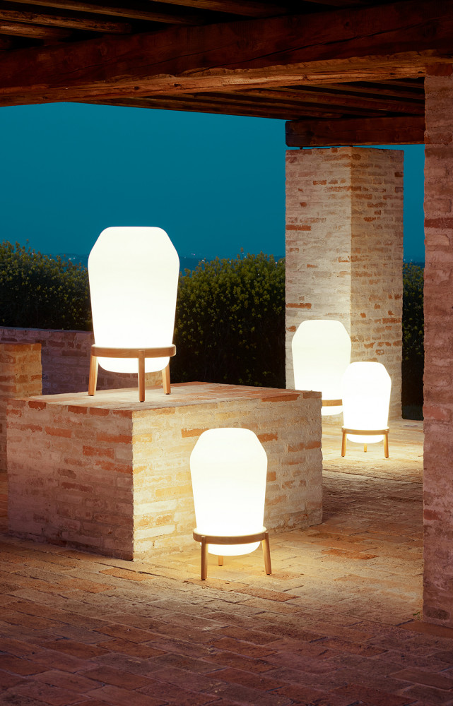 Luminaires de la collection « Loon », en polyéthylène et en teck, design Sebastian Herkner (Dedon).