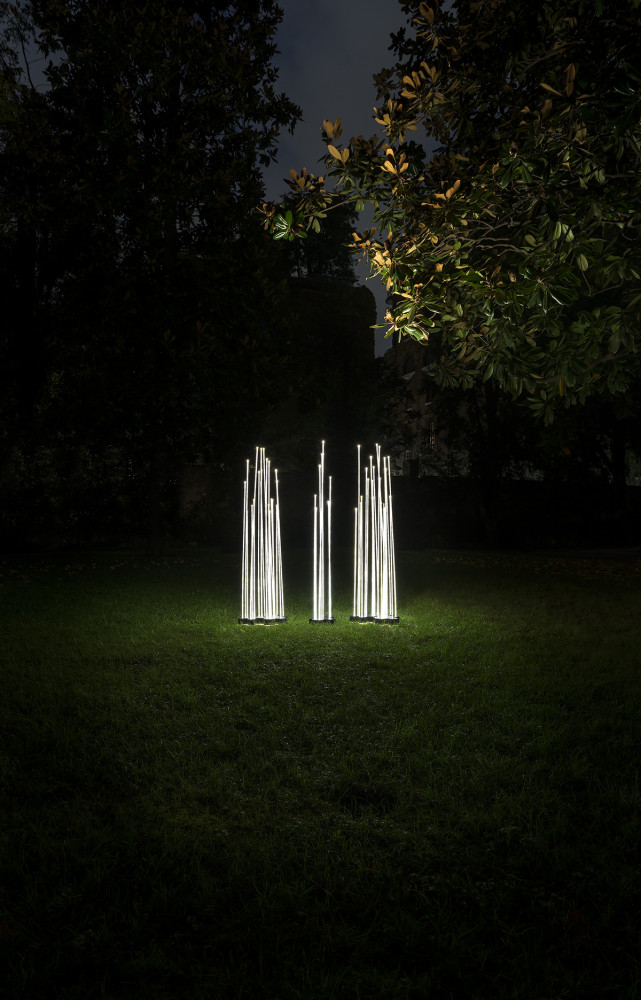 Lampadaire Reeds Outdoor en polycarbonate transparent et technopolymère, à fixer au sol, design Klaus Begasse (Artemide).