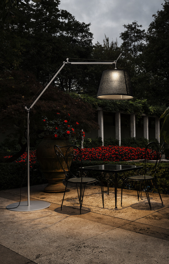 Lampadaire solaire Tecka en teck, avec capteur solaire, design Claude Robin (Les Jardins).