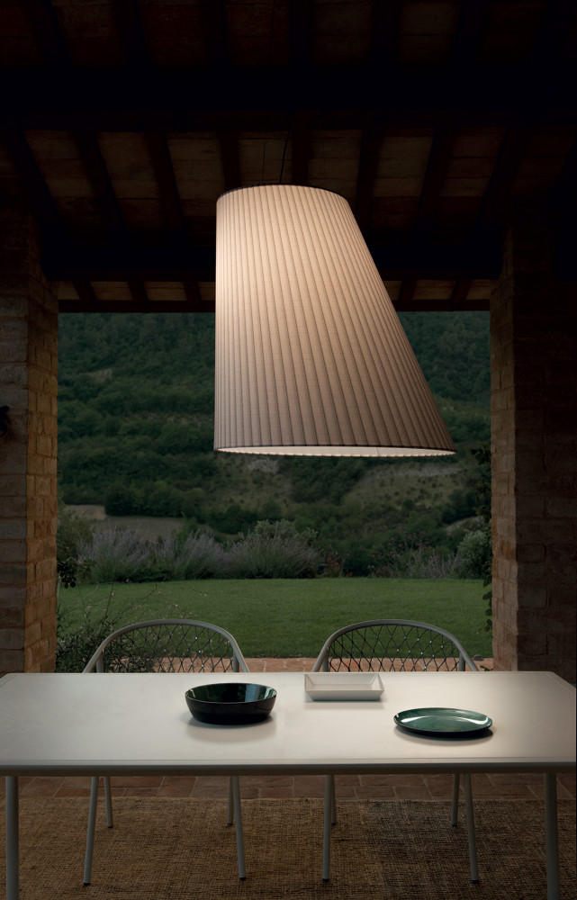Lampadaire en arc Cone, en acier et tissu, design Chiaramonte Marin (Emu).