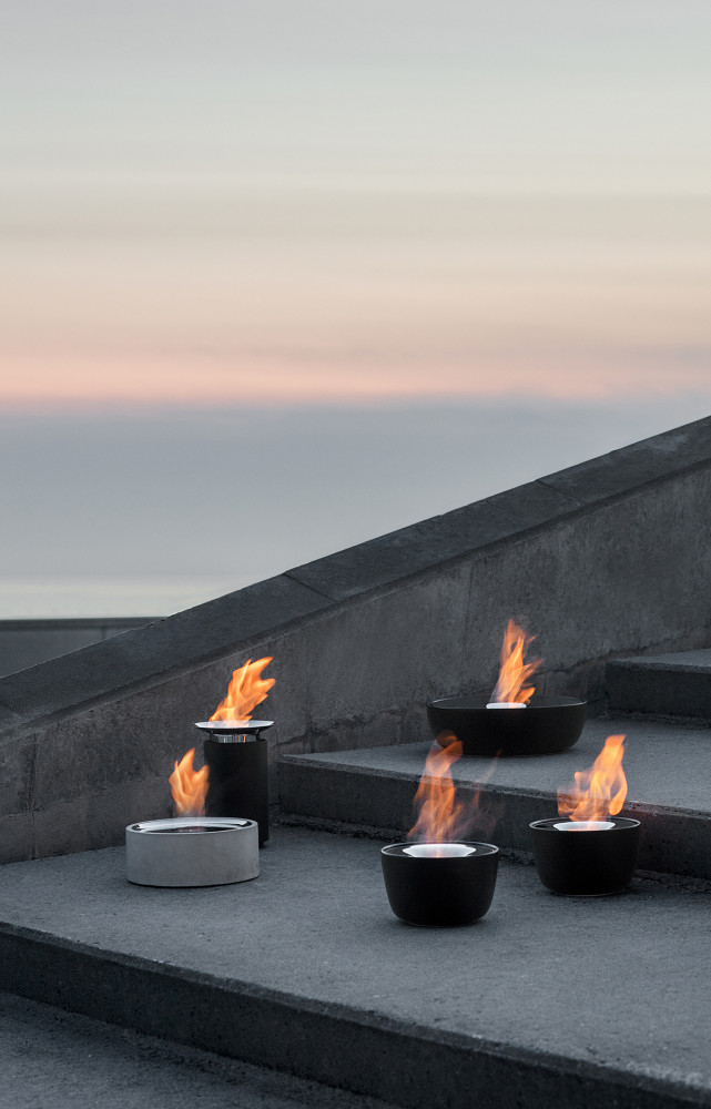 Braseros de la collection « Fuoco » en acier inoxydable poli et céramique, design Flöz Design (Blomus).
