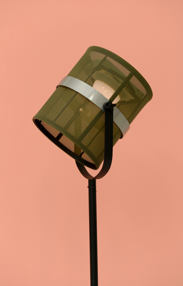 Lampe solaire sur pied Paris en aluminium et peinture cuite au four (Maiori Design).