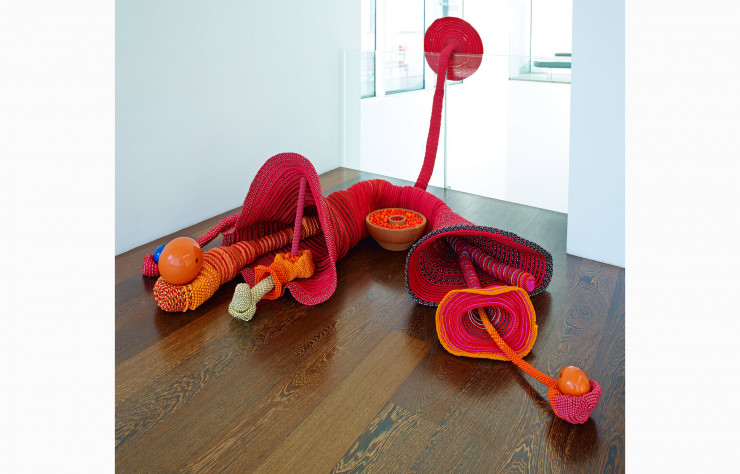 Untitled (large floor piece) de Maria Nepomuceno (2013).