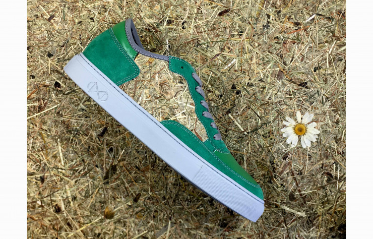 La gamme Hayfield de Nat2 est fabriquée à partir de foin pressé, d’herbe et de fleurs récoltés dans les Alpes.