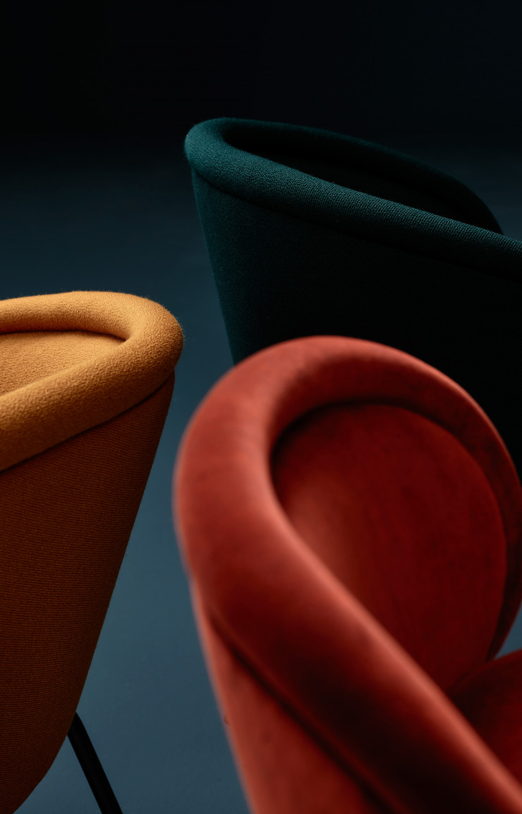 Le liseré surdimensionné des dossiers, véritable signature de la collection.