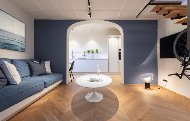 Dans le séjour, table basse « Tulip » d’Eero Saarinen (Knoll), lampe « Taccia » d’Achille et Pier Giacomo Castiglioni (Flos), photographie de la série « Sea » par Wolfgang Uhlig.