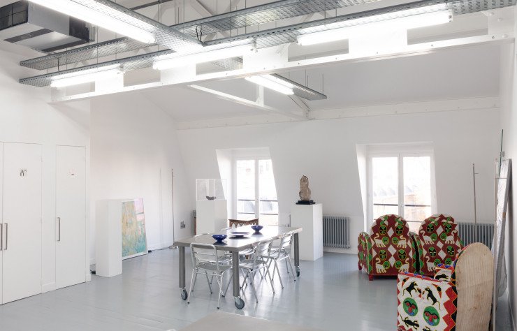 L’agence a fait table rase des cloisonnements et des faux-plafonds des anciens bureaux pour révéler le volume de la toiture mansardée.