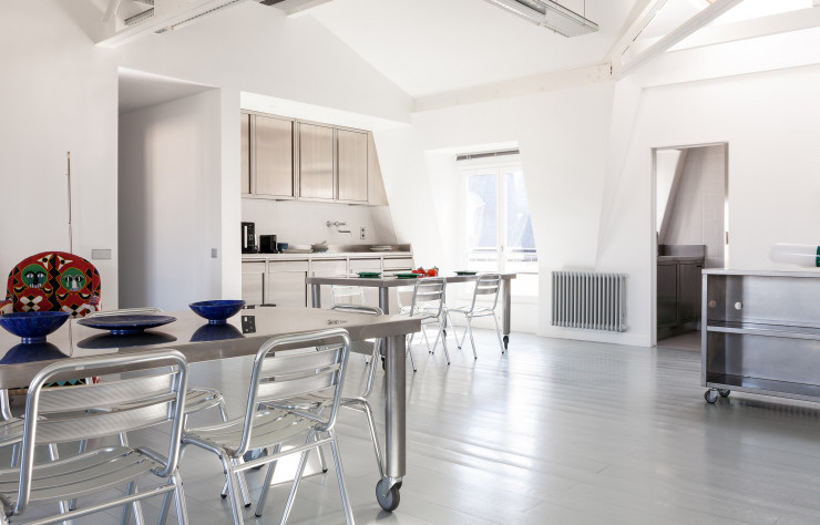 De la cuisine au mobilier, l’emploi du métal accentue la luminosité.