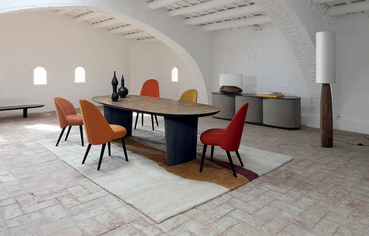 Aux cotés du buffet « Axle » et des lampes « Tree », déclinées en lampadaire ou en version à poser, les chaises « Identities » alternent entre quatre formes de dossier autour de la table « Patchwork ».