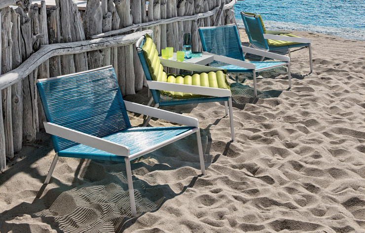 Fauteuils lounge « Allaperto Camping chic », structure en métal et acajou peints, cordelette en PVC, design Matteo Thun et Antonio Rodriguez (Ethimo).