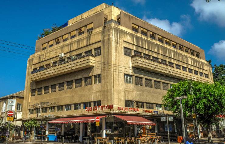 Maison Shimon Benin (1936), 56, rue Allenby. Architectes : Lotte Cohn et Yossef Merer. Rénovée en 2001.