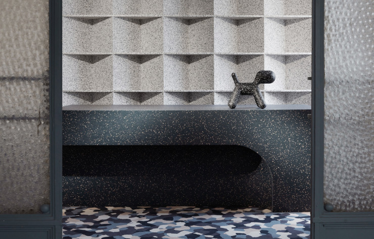 La collection « iQ Surface » épouse parfaitement les formes du mobilier et même le fameux « Puppy » d’ Eero Aarnio.
