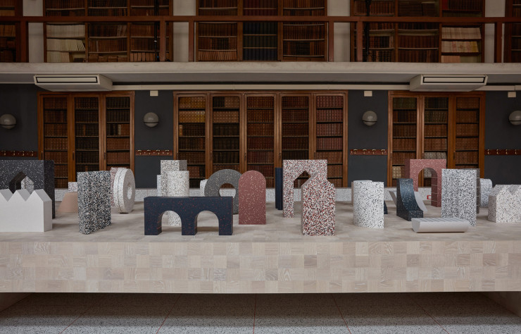 Dans une bibliothèque, la collection « iQ Surface » déploie tout son panel de couleurs et de motifs.