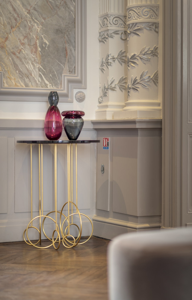 Vases en verre de Murano de Karim Rashid, sur un guéridon d'Hubert Le Gall.