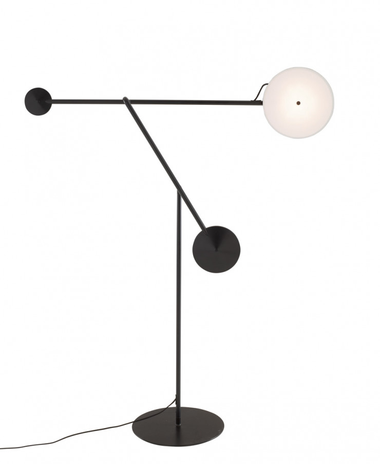 Lampadaire Cinétique, en tube d’acier laqué, design Martin Hirth, 1 001 €. Ligne Roset.
