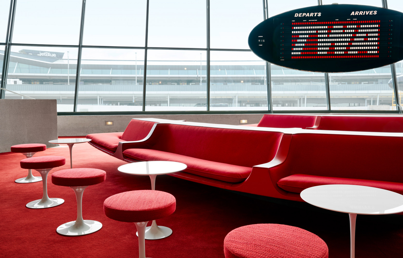 Le bar Sunken Lounge a conservé ses moquettes rouge piment et son carrelage d'origine.