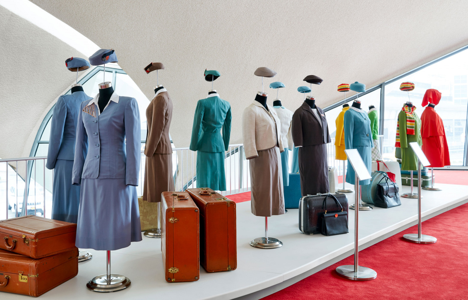 Une exposition présente des uniformes d'époque du personnel naviguant de la TWA.