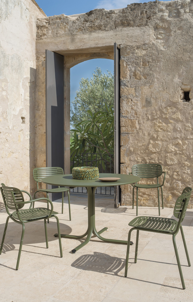 Fauteuils et chaises « Mom », en acier avec finition Emu-Coat disponible en 18 coloris, design Florent Coirier, et...