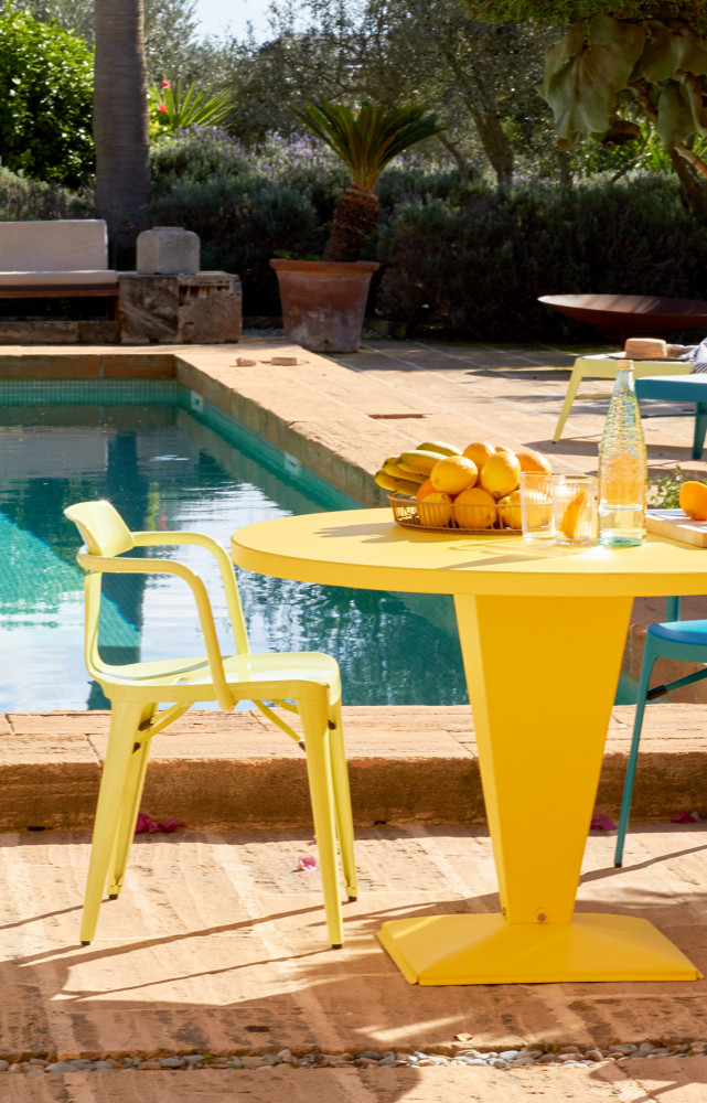 Fauteuils « T14 », design Patrick Norguet, et table ronde « Kub », design Xavier Pauchard, le tout en acier inoxydable...