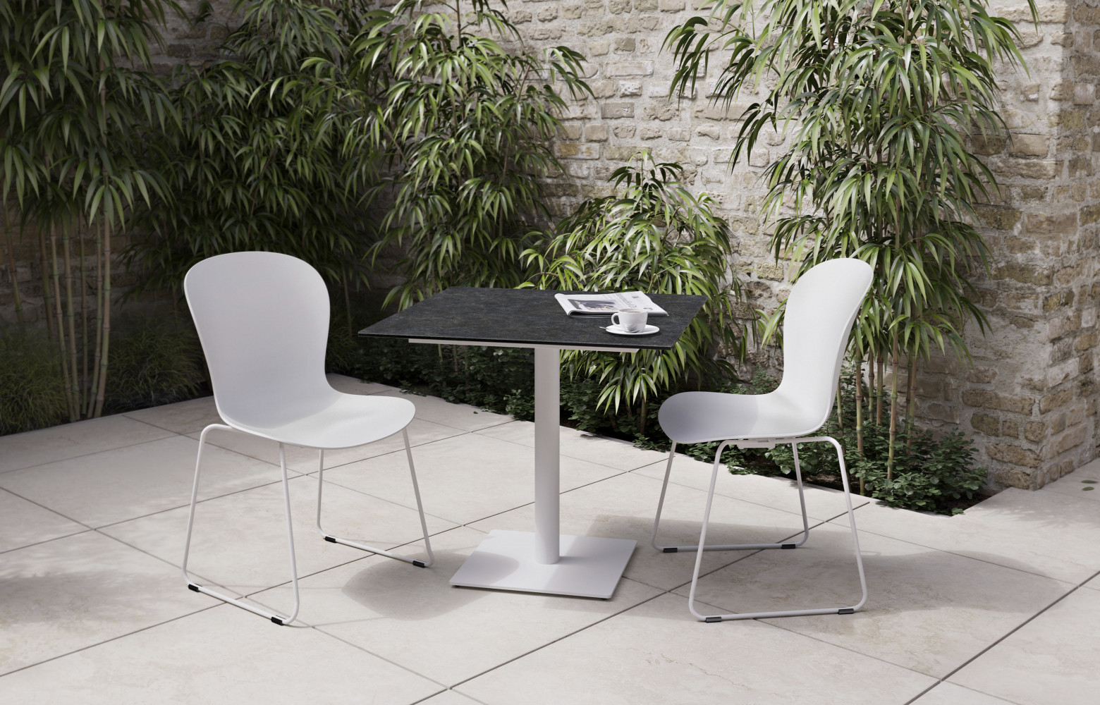 Chaise « Adelaide Wire », assise en polypropylène et pied en acier, design Henrik Pedersen, et table « Torino », plateau...