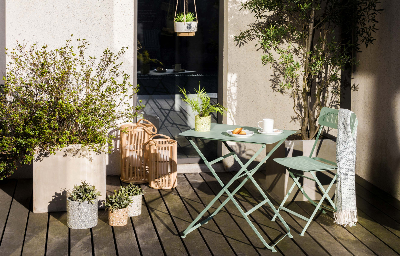 Chaise et table pliantes « Helios » en acier peint (Habitat).