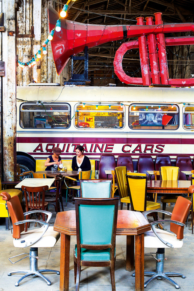 BORDEAUX On vient y faire réparer sa voiture, écouter un concert ou admirer quelques peintres du cru :...