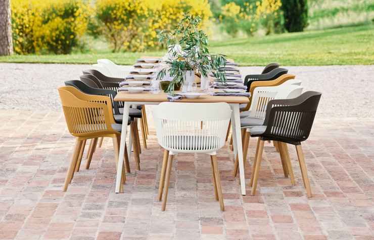 Autre duo célèbre, le tandem italo-danois GramFratesi signe le fauteuil « Aiir ». Ce siège réinterprète la forme du coquillage en jouant sur la transparence.