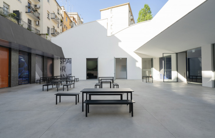 La cour investie par Google durant la design week milanaise.