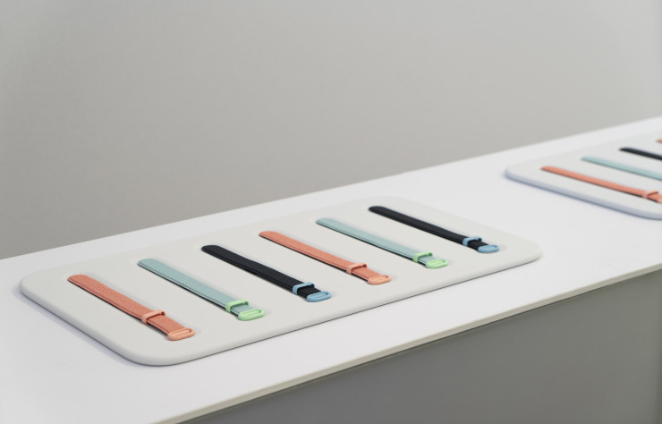 Les bracelets disposés à l’entrée du parcours.