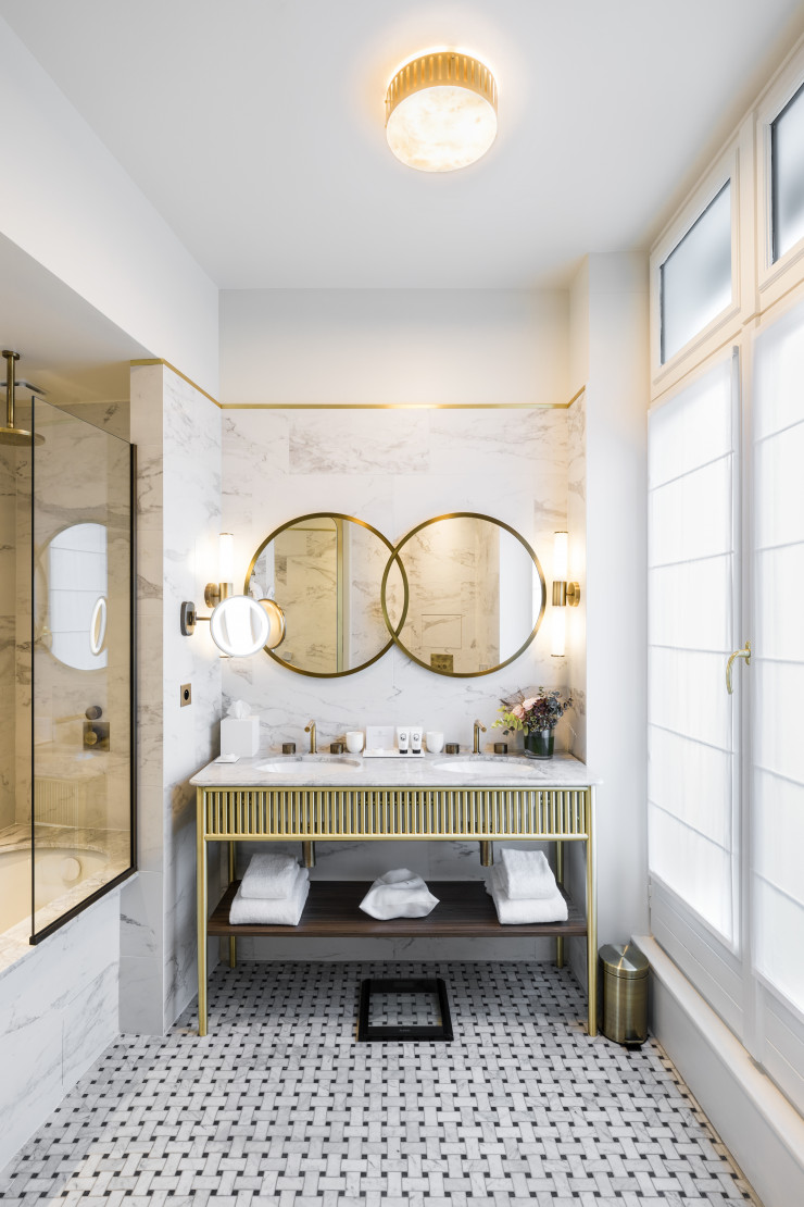 Dans les salles de bains, des miroirs qui se superposent, comme un clin d’œil aux ouvertures circulaires de l’architecte et designer italien Carlo Scarpa (1906-1978).