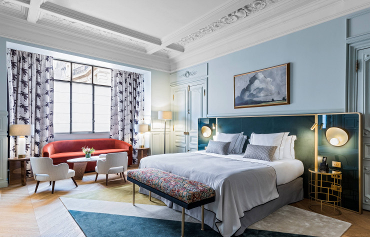 Les 50 chambres et suites lumineuses prennent les couleurs du moment : rose poudré, vert céladon, bleu paon. Pour la touche bien-être, le tapis de yoga est à disposition dans la penderie.