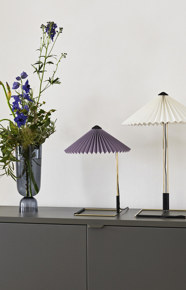 Lampes « Matin » d’Inga Sempé et vase « Bottoms Up » d’Ingrid Aspen.